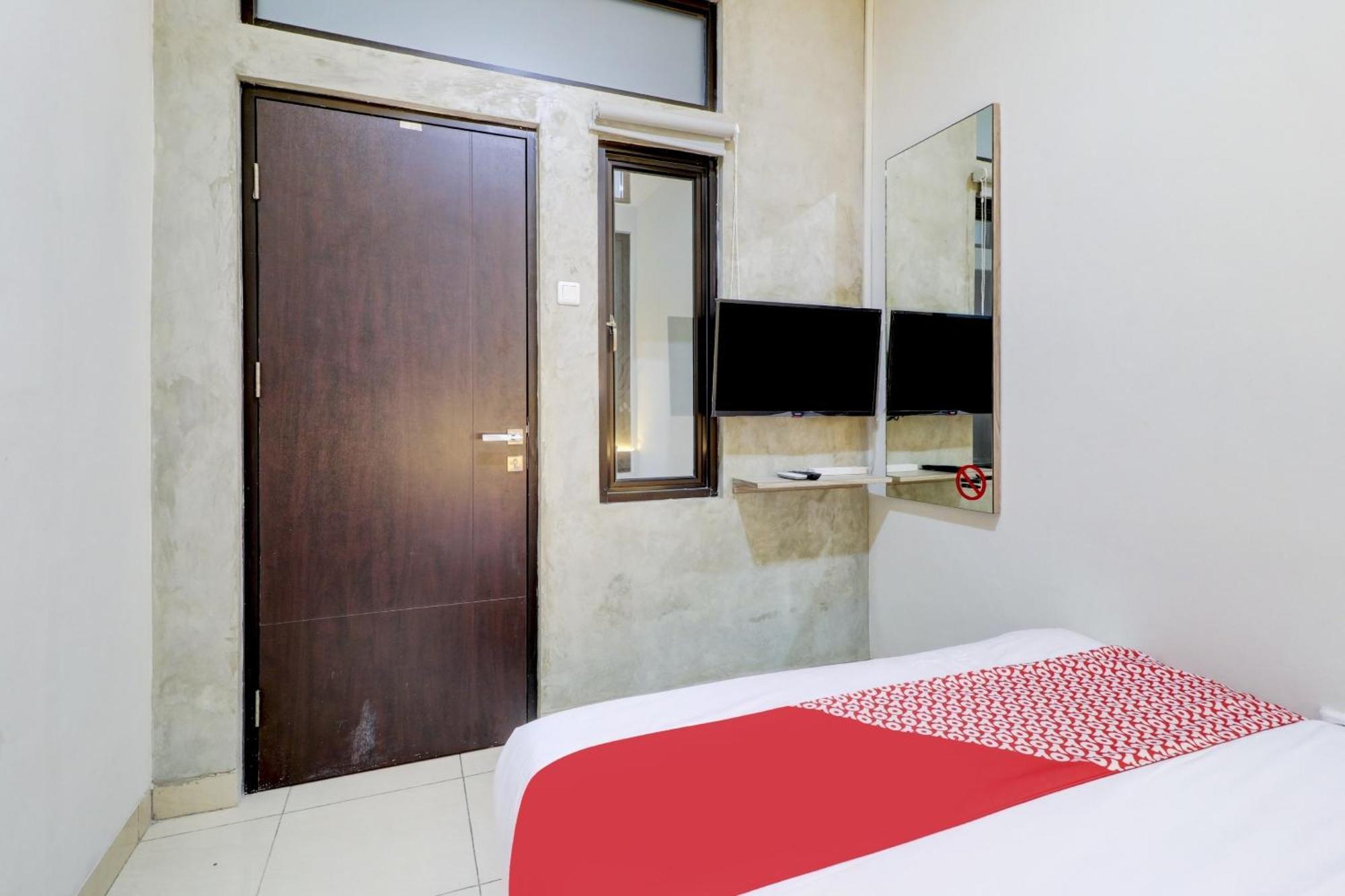 Oyo 90215 Ada Residence Telukjambe Exterior foto